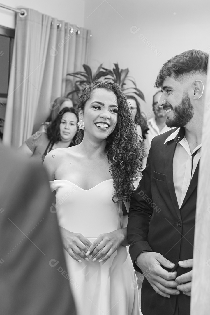 Casal entrando na igreja para casar felizes e sorridente