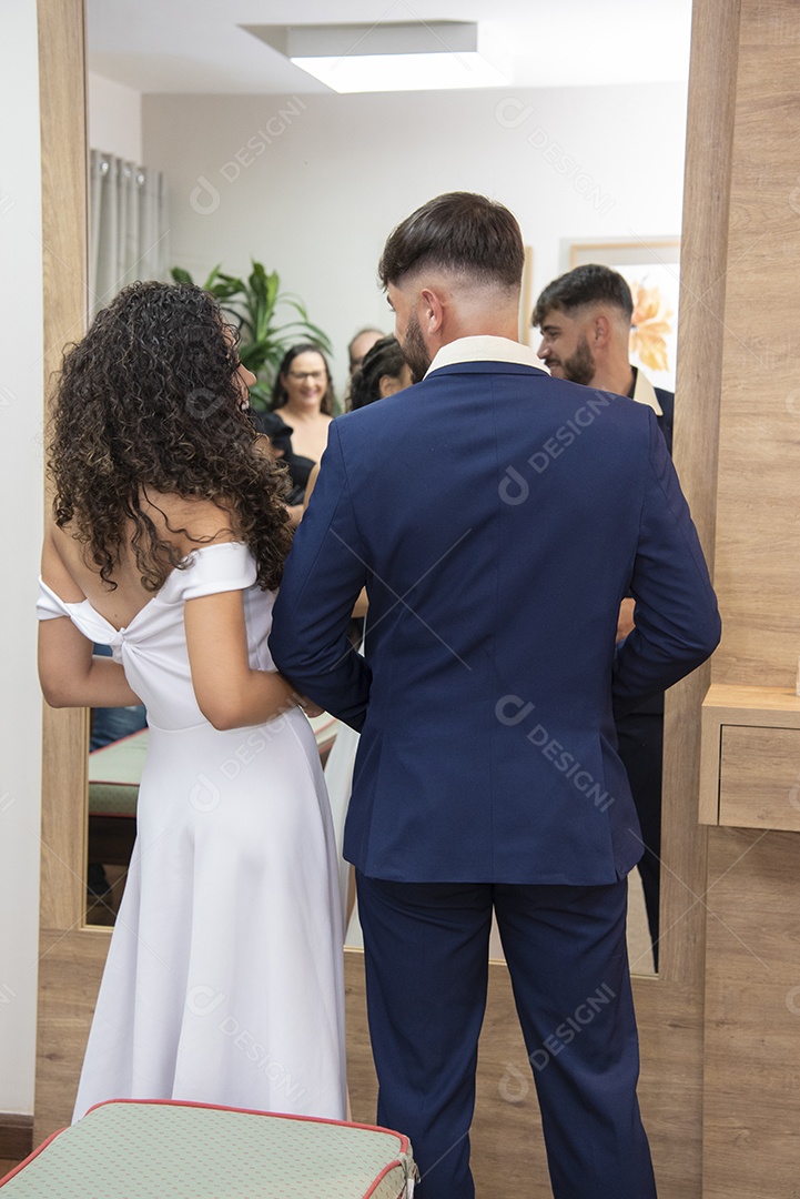 Casal entrando na igreja para casar felizes e sorridente