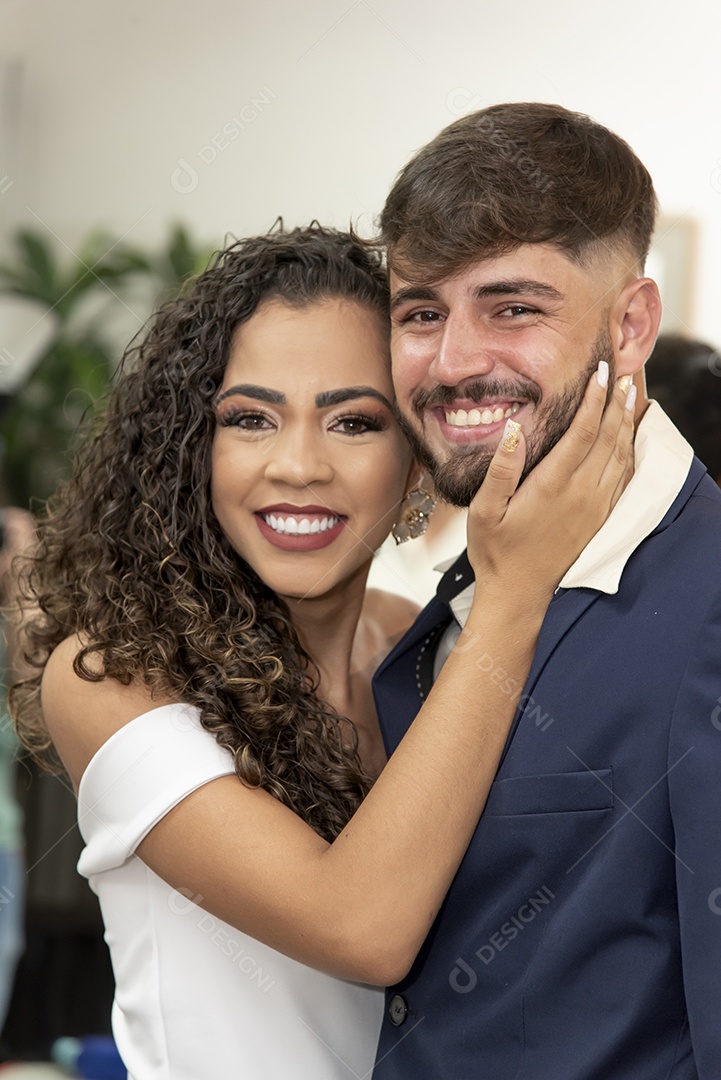 Casal prestigiando pós casamento felizes e sorridente
