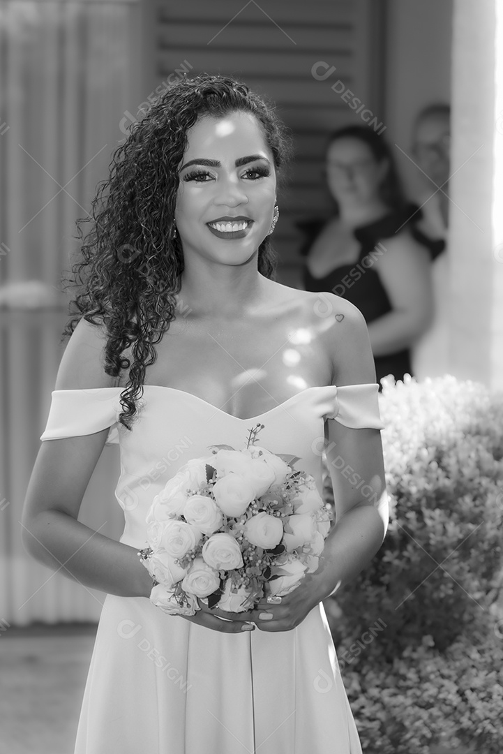 Linda noiva segurando buque de flores sobre seu casamento