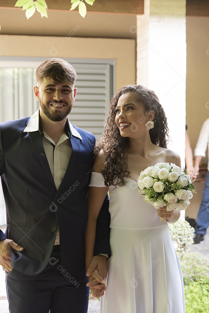 Casal prestigiando pós casamento felizes e sorridente