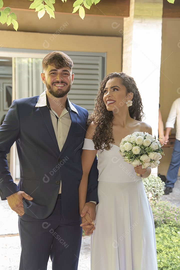 Casal prestigiando pós casamento felizes e sorridente