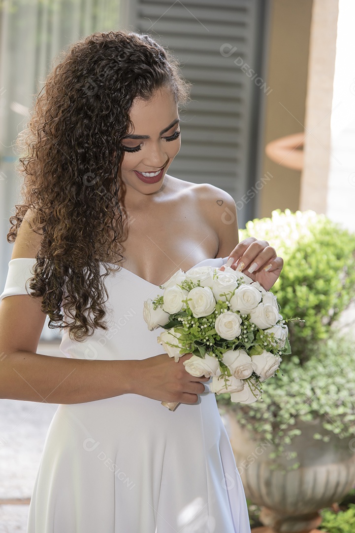 Linda noiva segurando buque de flores sobre seu casamento