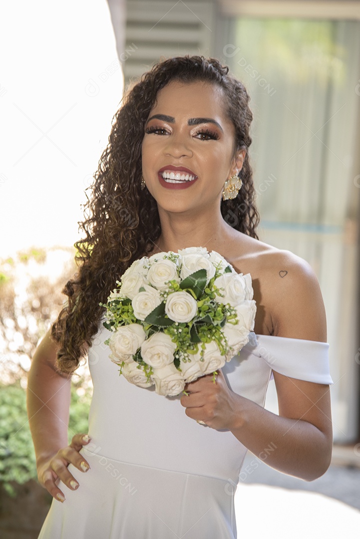 Linda noiva segurando buque de flores sobre seu casamento