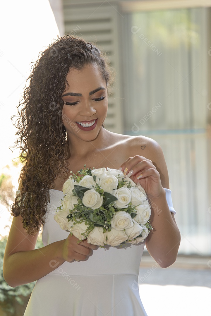 Linda noiva segurando buque de flores sobre seu casamento