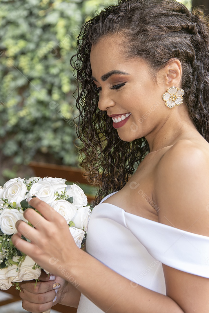 Linda noiva segurando buque de flores sobre seu casamento