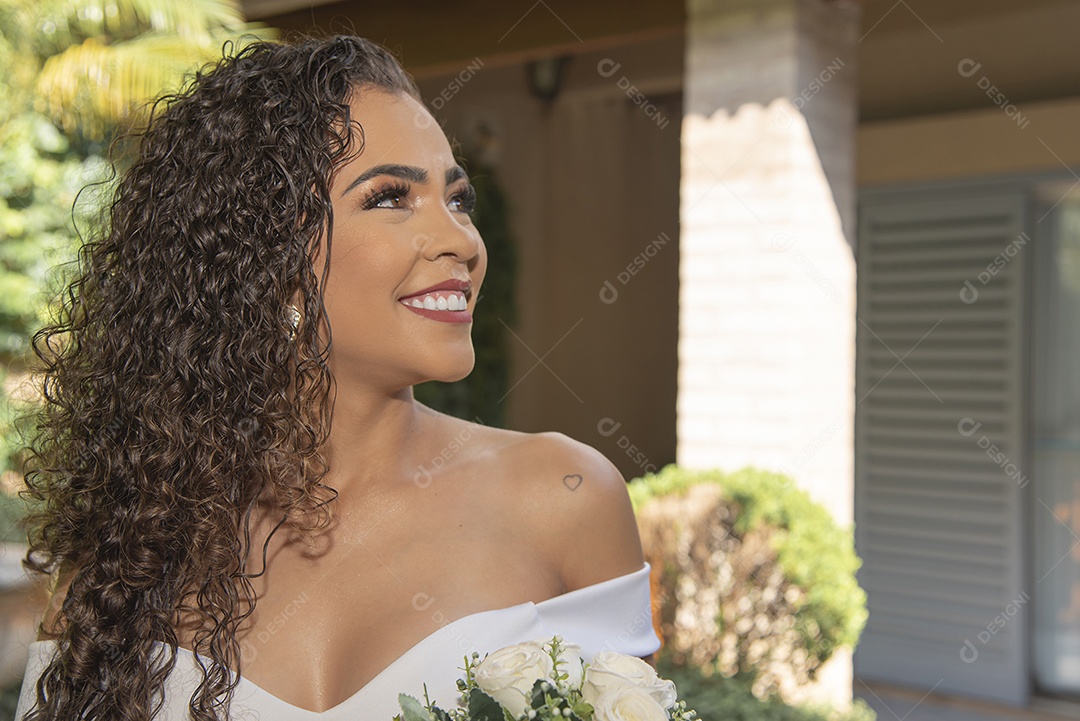 Linda noiva segurando buque de flores sobre seu casamento