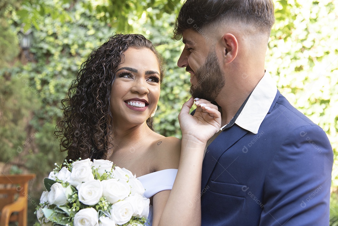 Casal prestigiando pós casamento felizes e sorridente