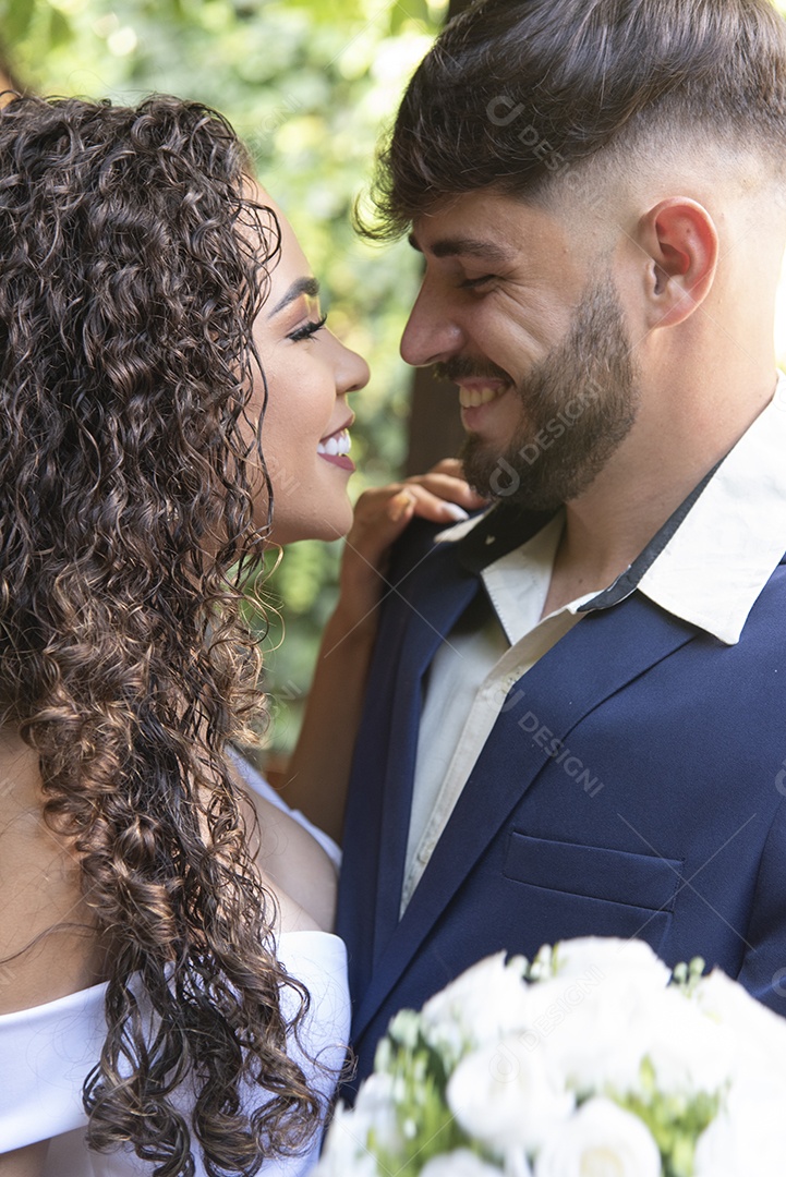 Casal prestigiando pós casamento felizes e sorridente