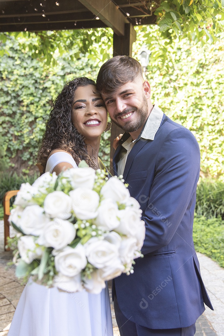 Casal prestigiando pós casamento felizes e sorridente