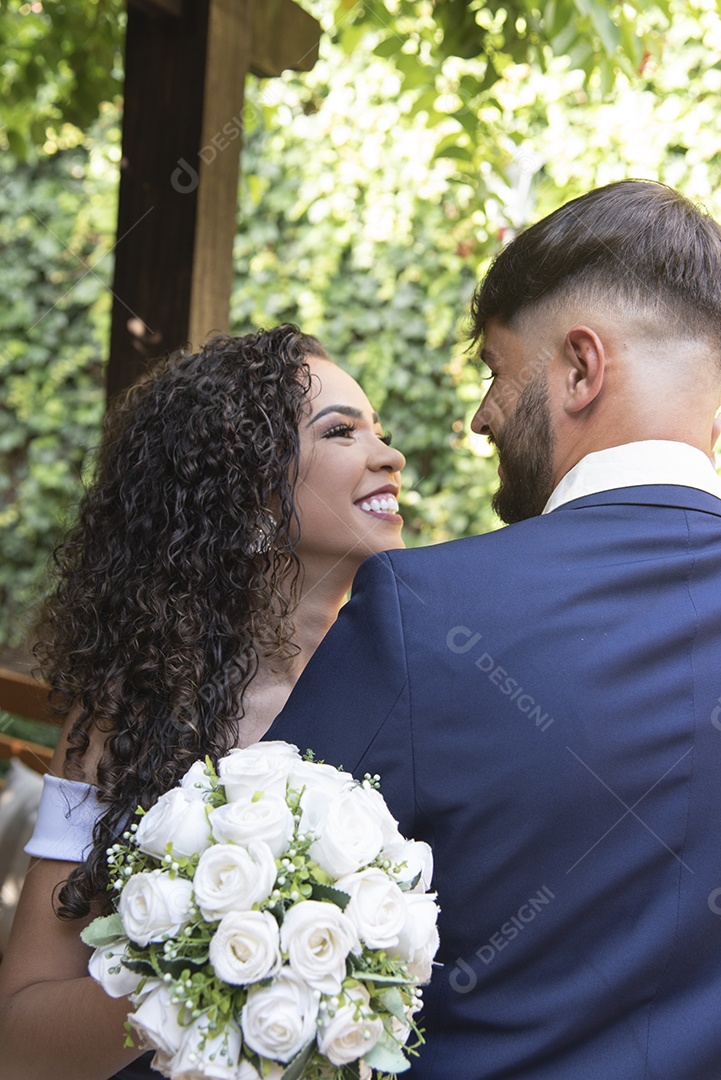 Casal prestigiando pós casamento felizes e sorridente