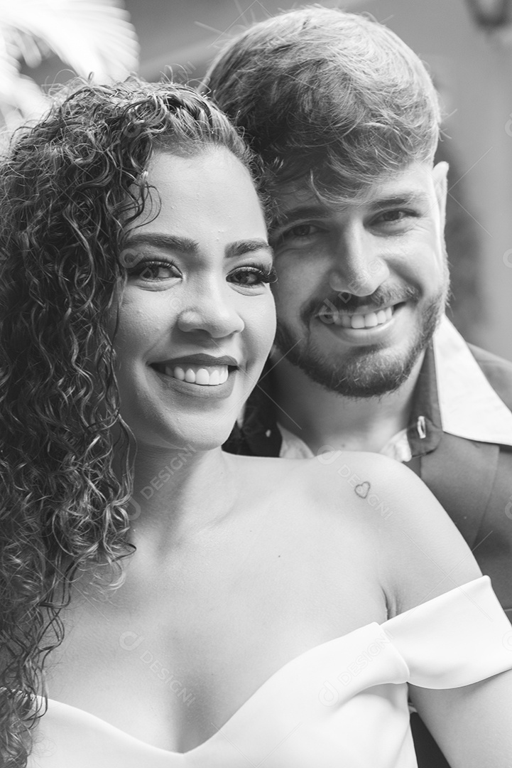Casal prestigiando pós casamento felizes e sorridente