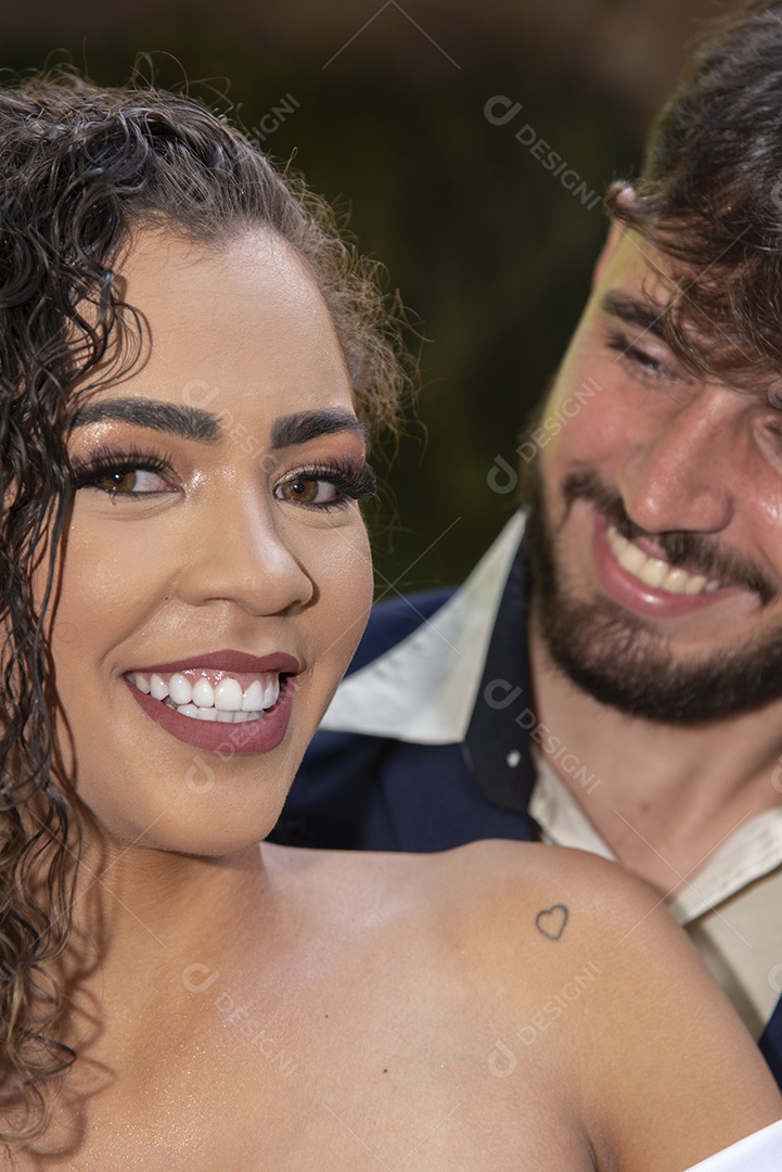 Casal prestigiando pós casamento felizes e sorridente