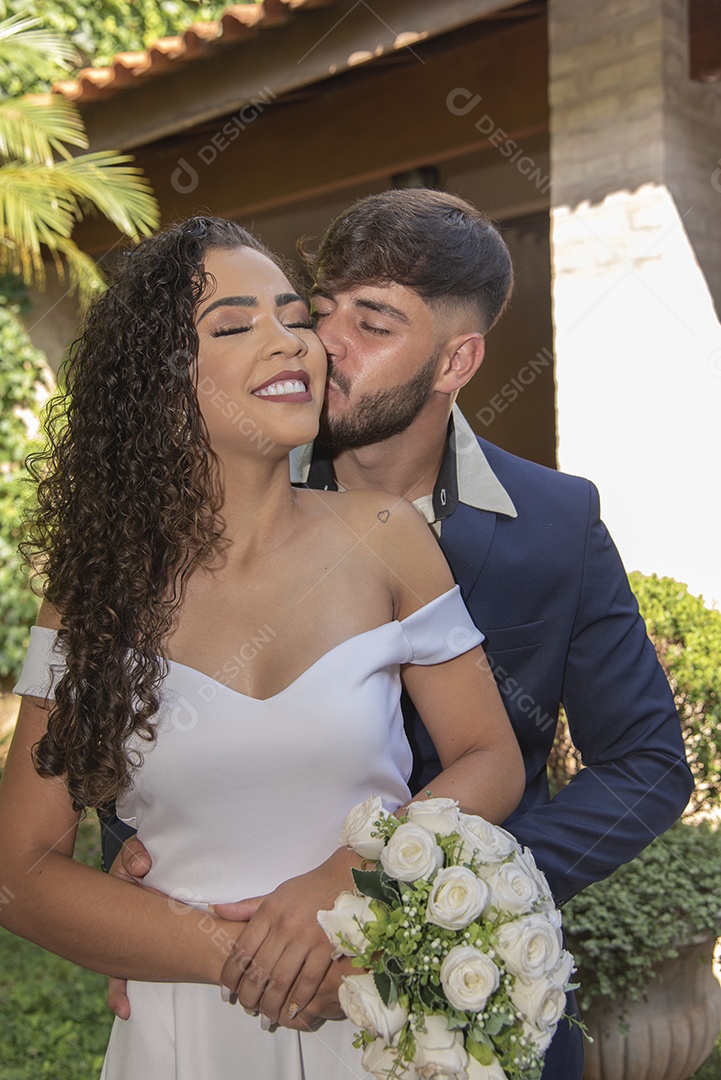 Casal prestigiando pós casamento felizes e sorridente