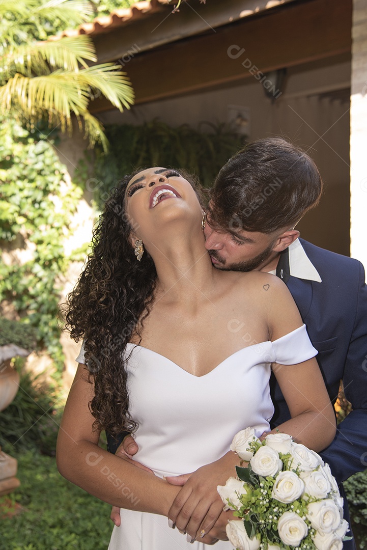 Casal prestigiando pós casamento felizes e sorridente