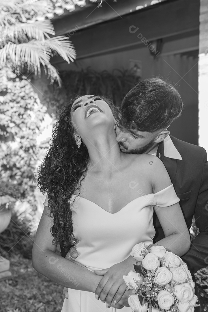 Casal prestigiando pós casamento felizes e sorridente