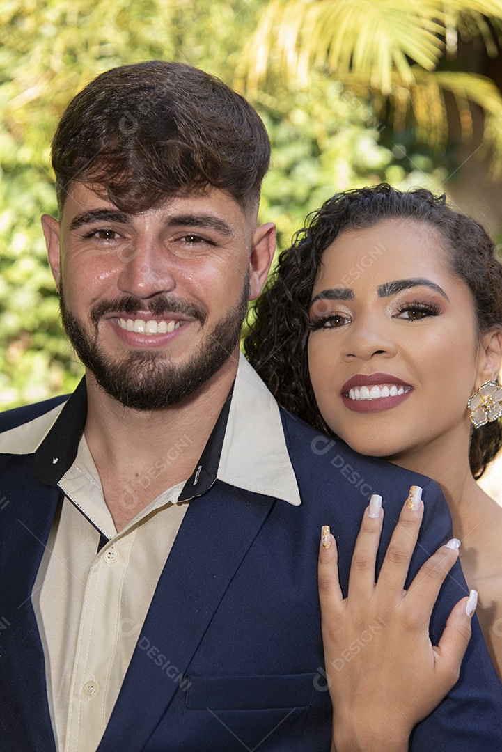 Casal prestigiando pós casamento felizes e sorridente
