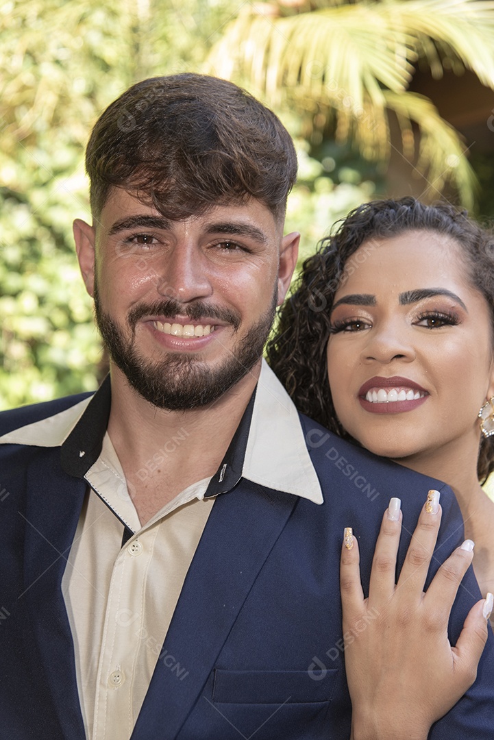 Casal prestigiando pós casamento felizes e sorridente