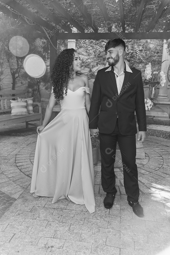 Casal prestigiando pós casamento felizes e sorridente