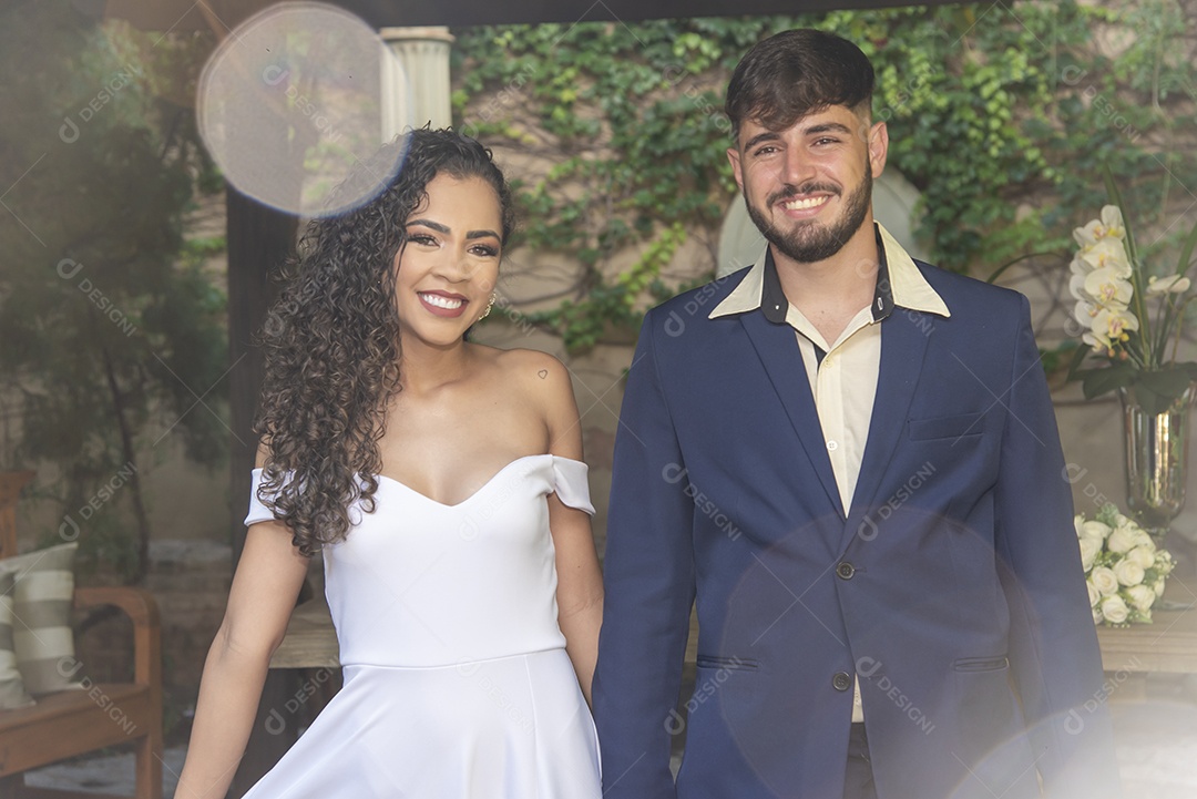 Casal prestigiando pós casamento felizes e sorridente