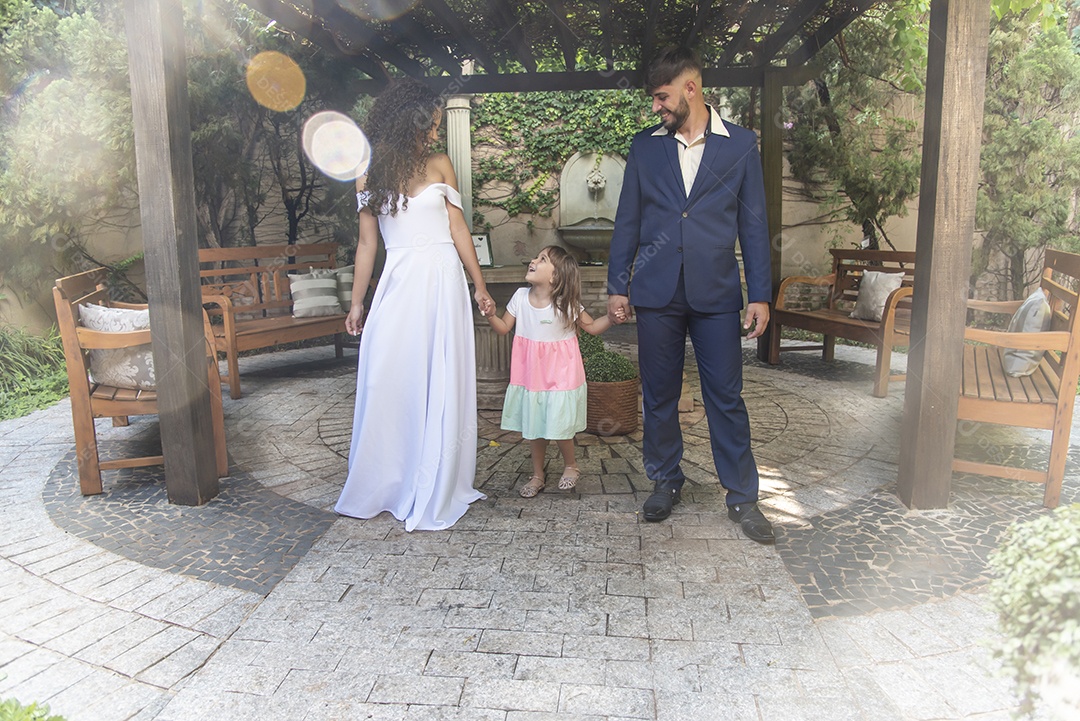 Lindo casal brincando com sua filha sobre casamento