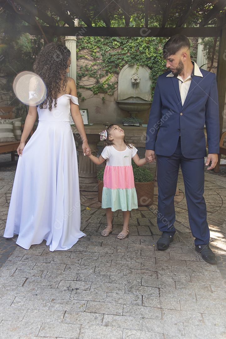 Lindo casal brincando com sua filha sobre casamento
