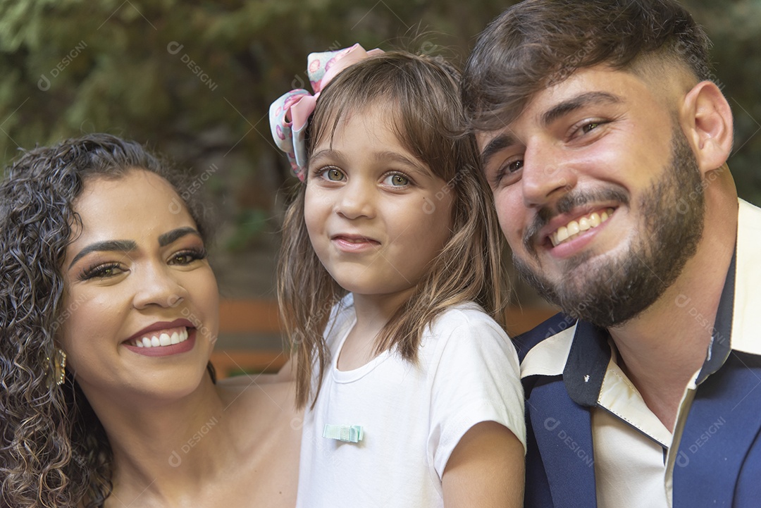 Lindo casal brincando com sua filha sobre casamento