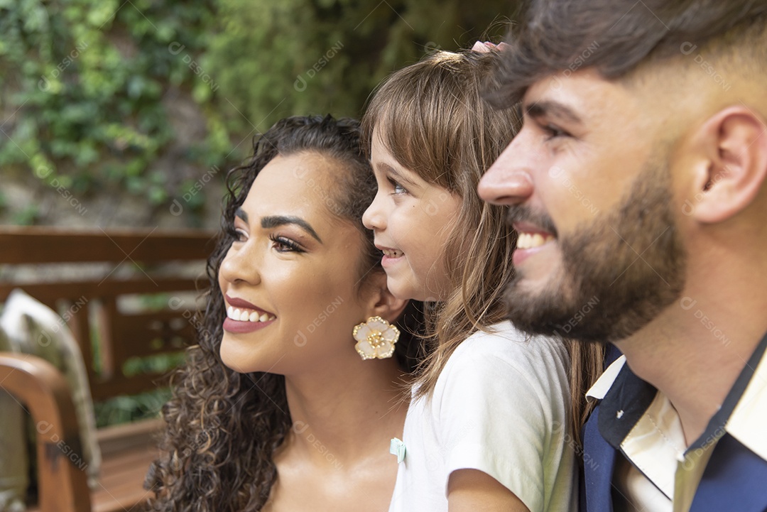 Lindo casal brincando com sua filha sobre casamento
