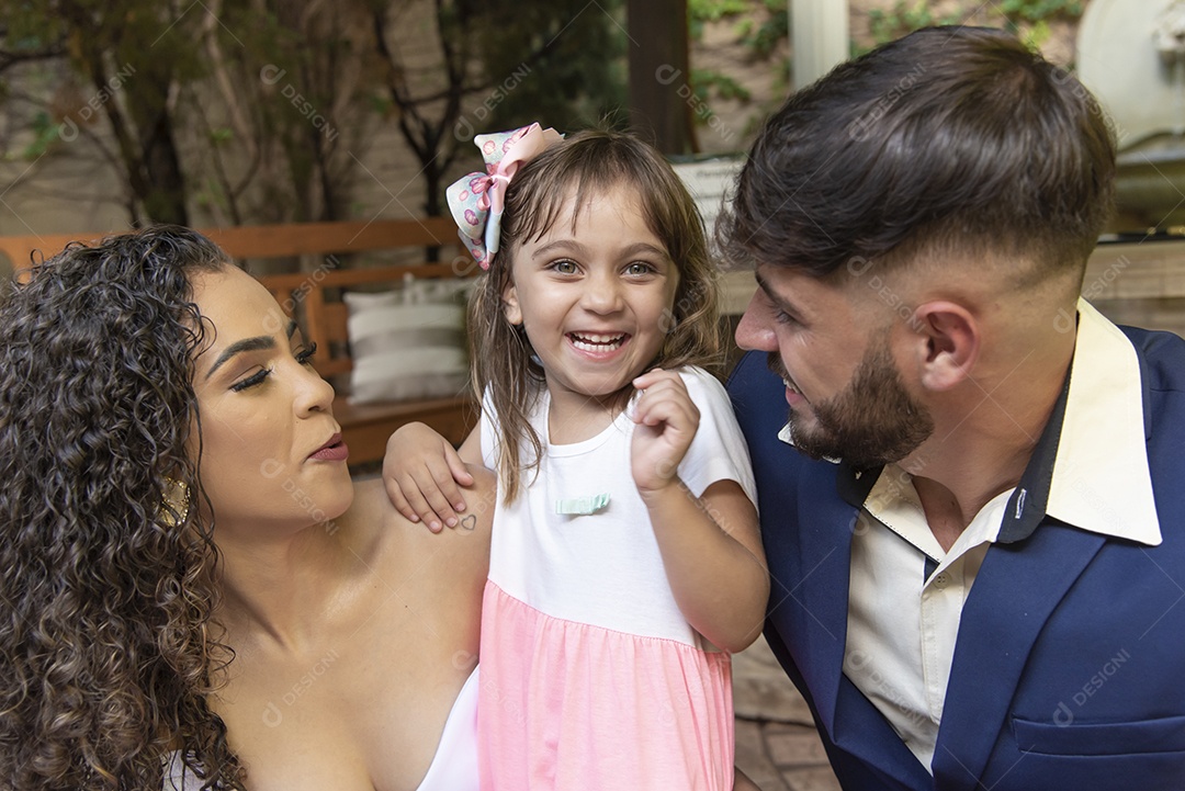 Lindo casal brincando com sua filha sobre casamento