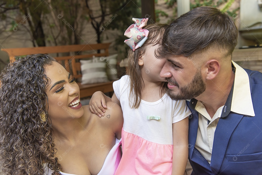 Lindo casal brincando com sua filha sobre casamento