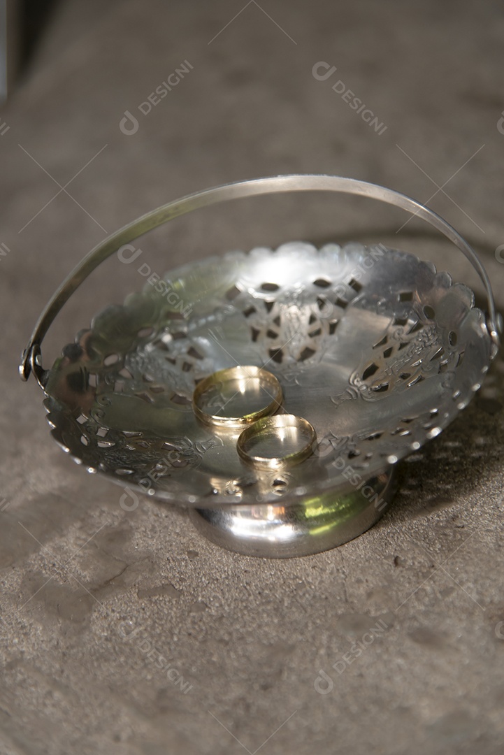 Alianças sobre uma mesa de igreja