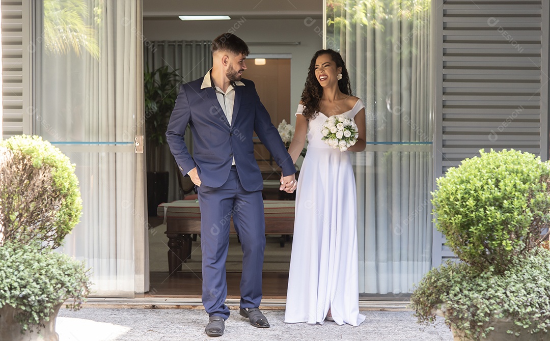 Casal prestigiando pós casamento felizes e sorridente