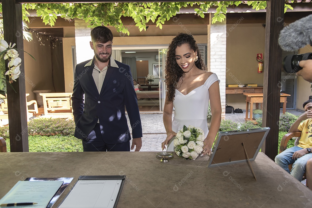 Casal prestigiando pós casamento felizes e sorridente