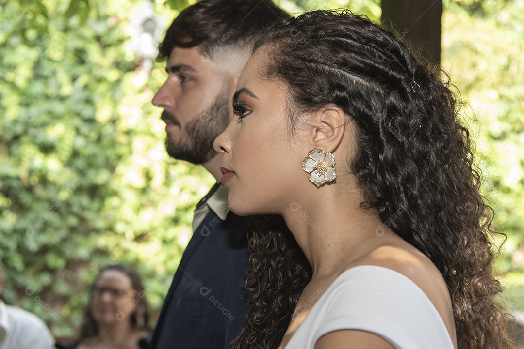 Casal prestigiando pós casamento felizes e sorridente