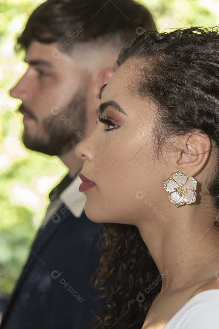 Casal prestigiando pós casamento felizes e sorridente