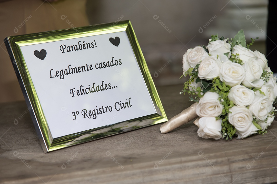 Documento de casamento sobre uma mesa de madeira