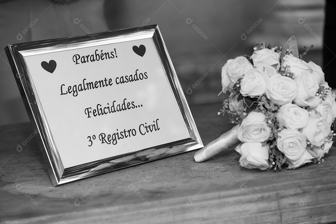 Documento de casamento sobre uma mesa de madeira
