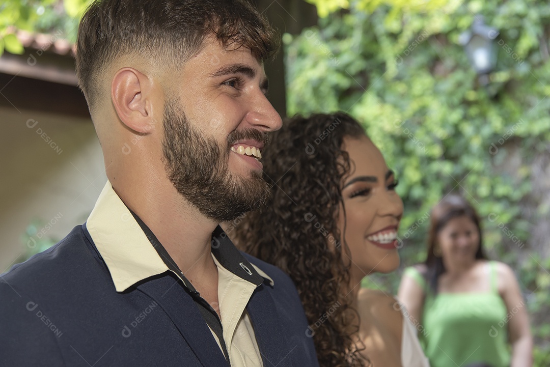 Casal prestigiando pós casamento felizes e sorridente