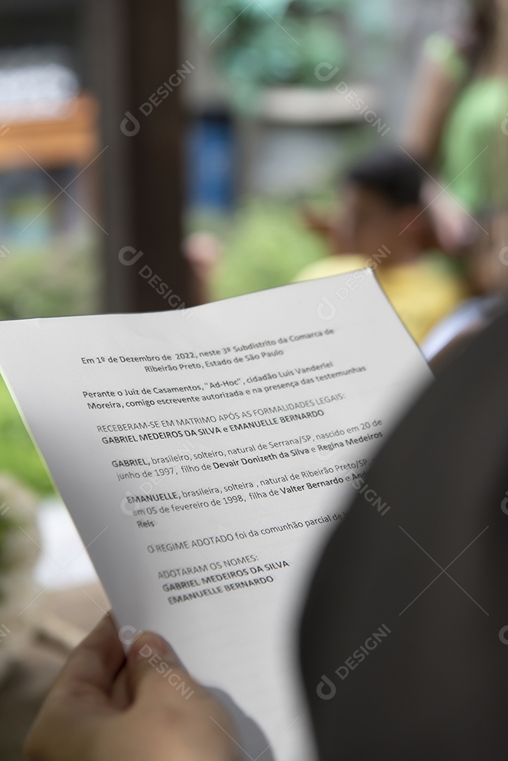 Casal prestigiando pós casamento felizes e sorridente