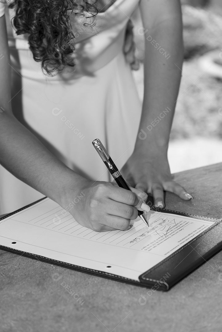 Padre fazendo casamento de um lindo casal