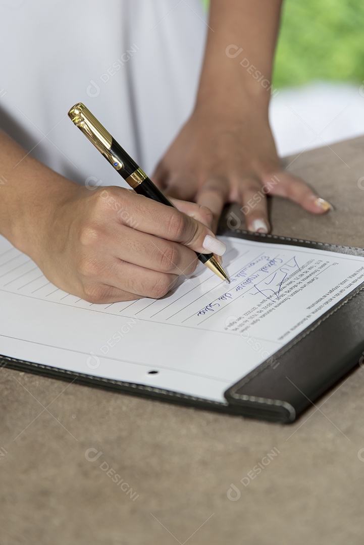 Padre fazendo casamento de um lindo casal