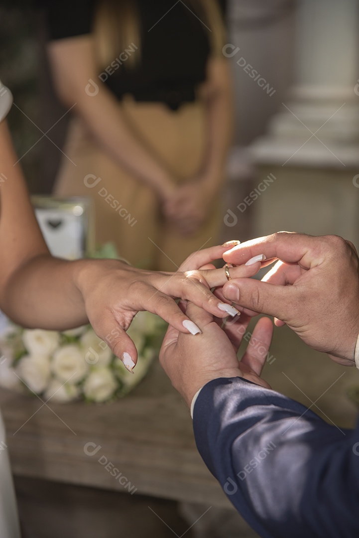 Casal prestigiando pós casamento felizes e sorridente