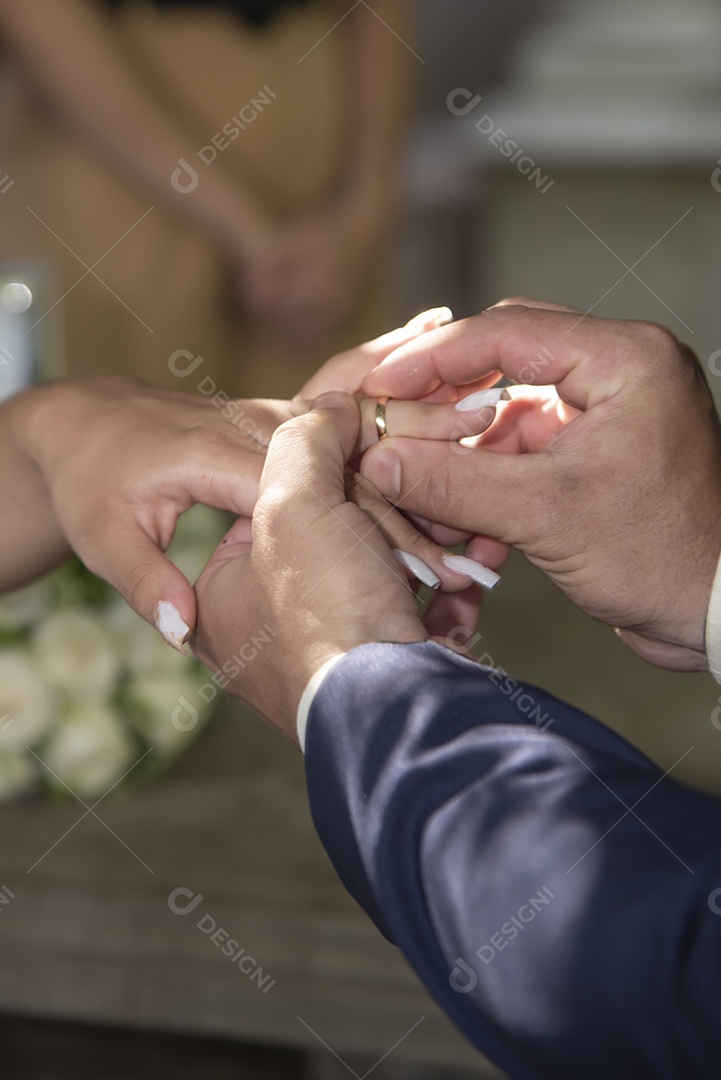 Casal prestigiando pós casamento felizes e sorridente