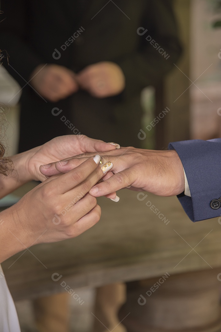 Casal prestigiando pós casamento felizes e sorridente