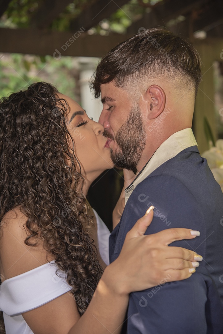 Casal prestigiando pós casamento felizes e sorridente