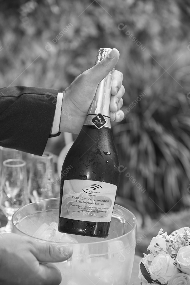 Mãos de pessoa segurando champanhe bebida alcoólica