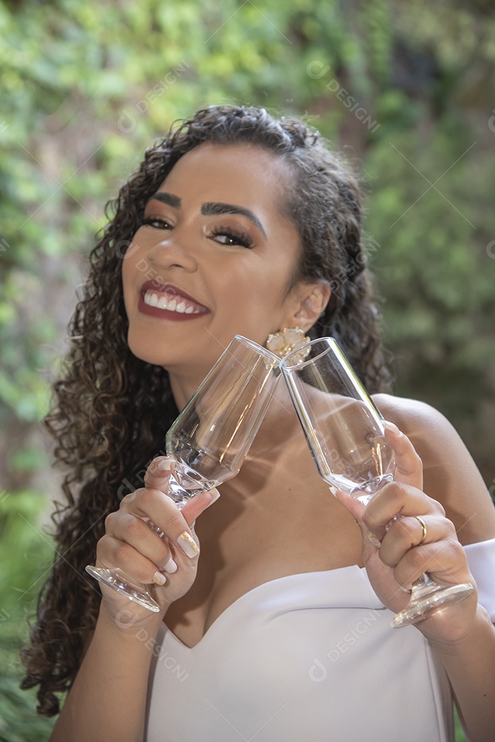 Linda noiva feliz e sorridente com seu casamento