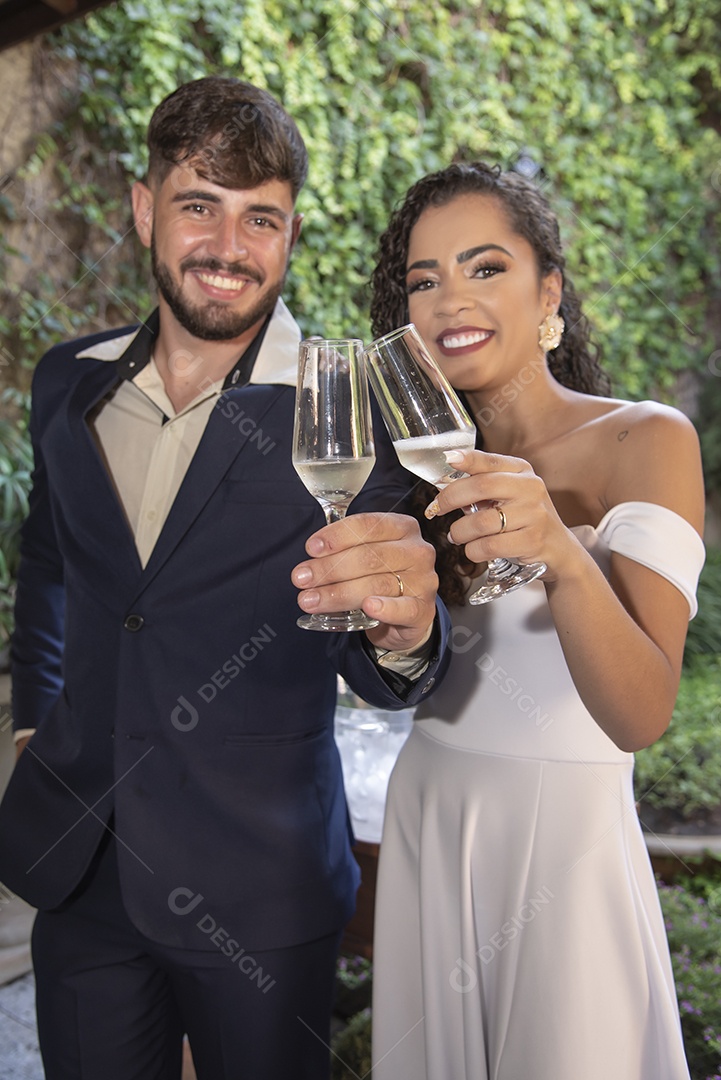 Casal prestigiando pós casamento felizes e sorridente