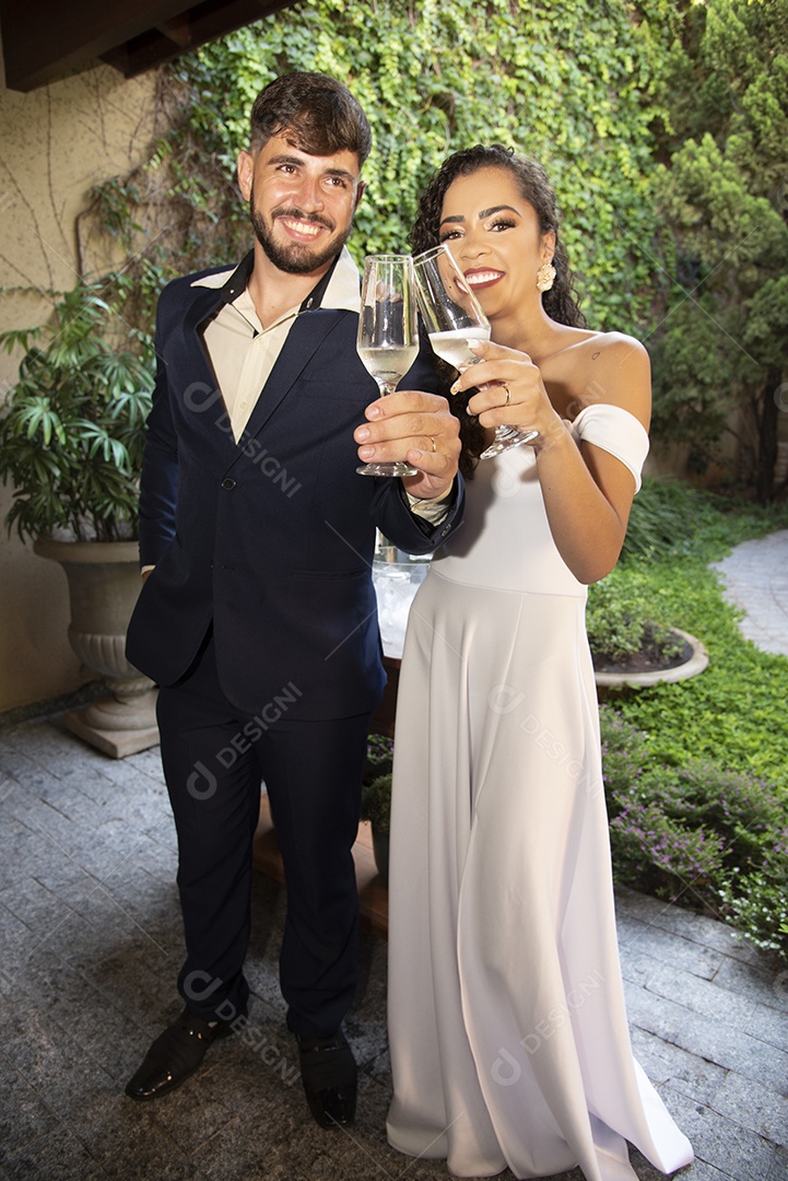 Casal prestigiando pós casamento felizes e sorridente