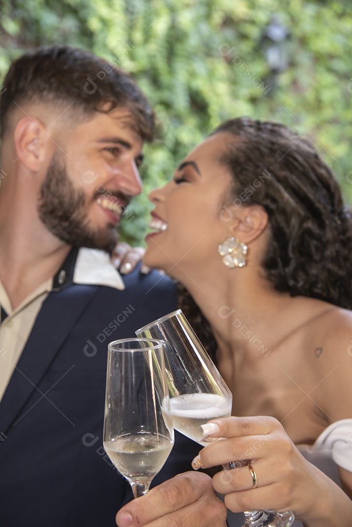 Casal prestigiando pós casamento felizes e sorridente